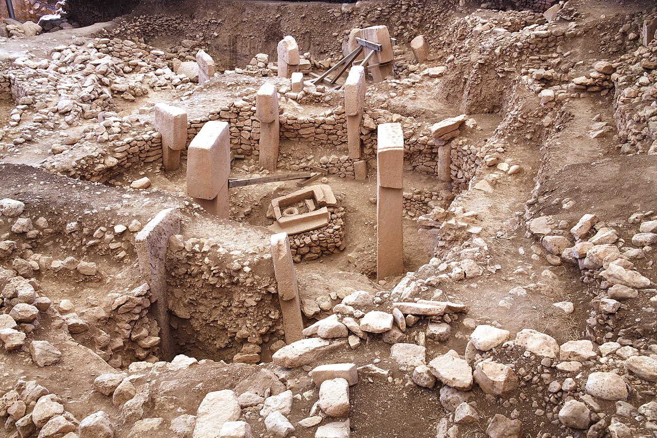 Göbekli Tepe'deki dairesel yapı ve T biçimli dikilitaşların yakın görünümü